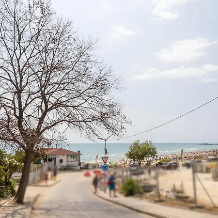 Kabakum 1br Retreat With Parking, Steps To By Flat Mаnаger Apartment *