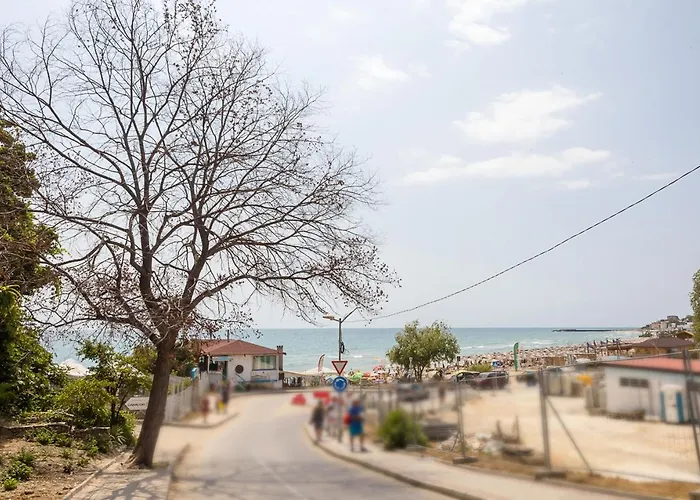 Kabakum 1br Retreat With Parking, Steps To By Flat Mаnаger Apartment *