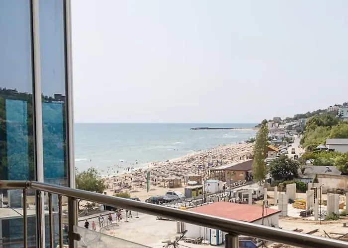 Kabakum 1br Retreat With Parking, Steps To By Flat Mаnаger Apartment